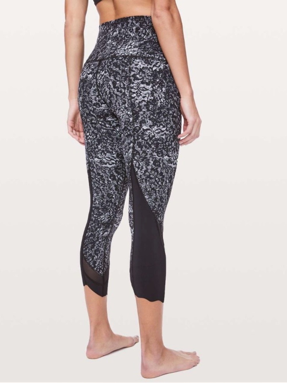 Lululemon wunder under  crop ll especial  edition size 6 black and white